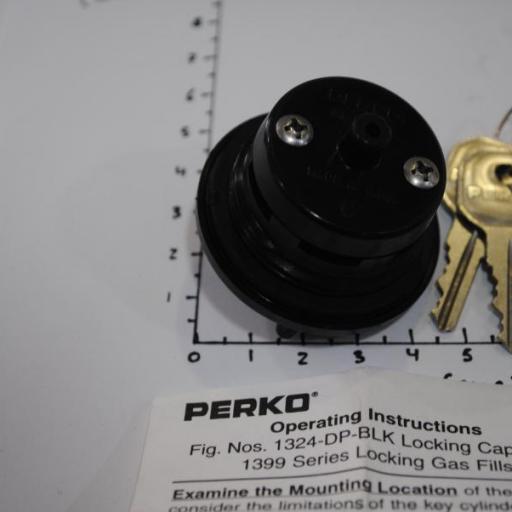 Tapón de plástico negro con llave para toma de cubierta Perko [2]