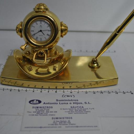 Escribanía cabeza buzo latón dorado con reloj. [2]