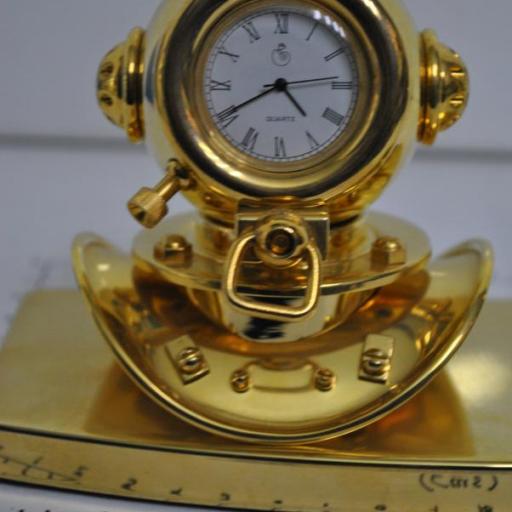 Escribanía cabeza buzo latón dorado con reloj. [3]