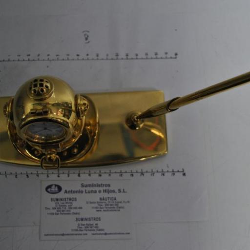 Escribanía cabeza buzo latón dorado con reloj. [4]