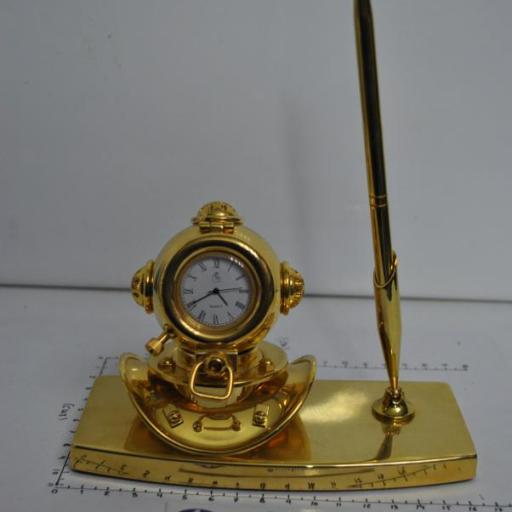 Escribanía cabeza buzo latón dorado con reloj. [5]
