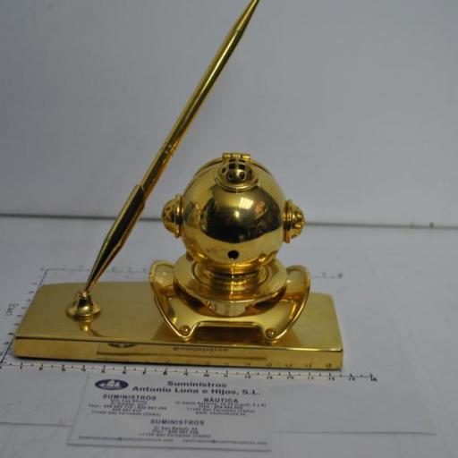 Escribanía cabeza buzo latón dorado con reloj. [6]