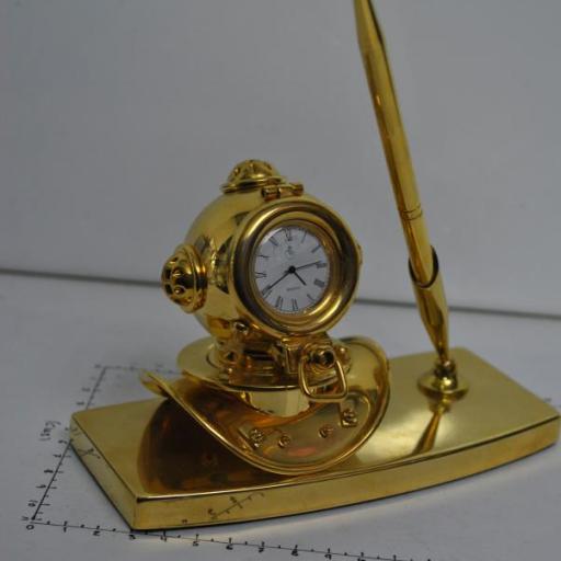 Escribanía cabeza buzo latón dorado con reloj. [1]