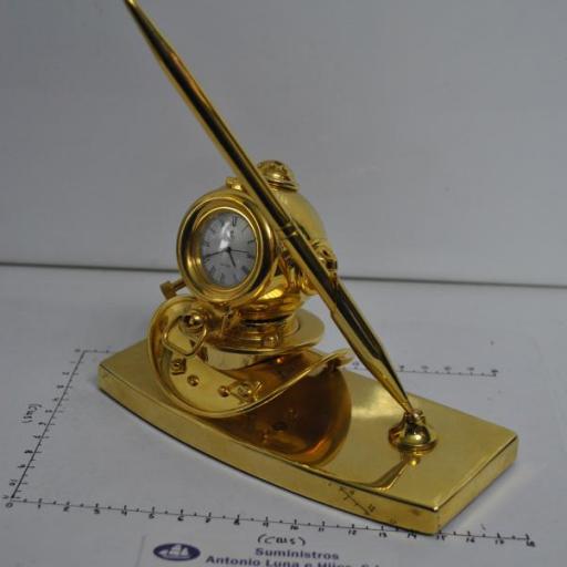 Escribanía cabeza buzo latón dorado con reloj. [7]