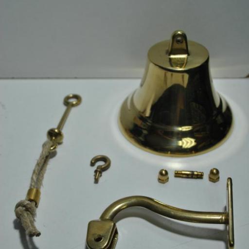 Campana de bronce pulido con soporte para pared. [4]