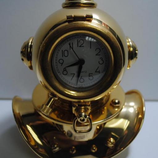 Escafandra latón dorado con reloj. [1]