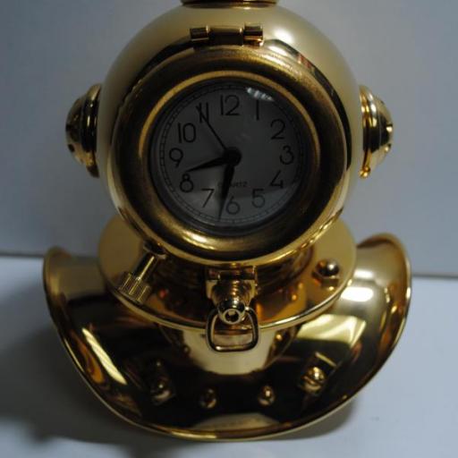 Escafandra latón dorado con reloj. [2]