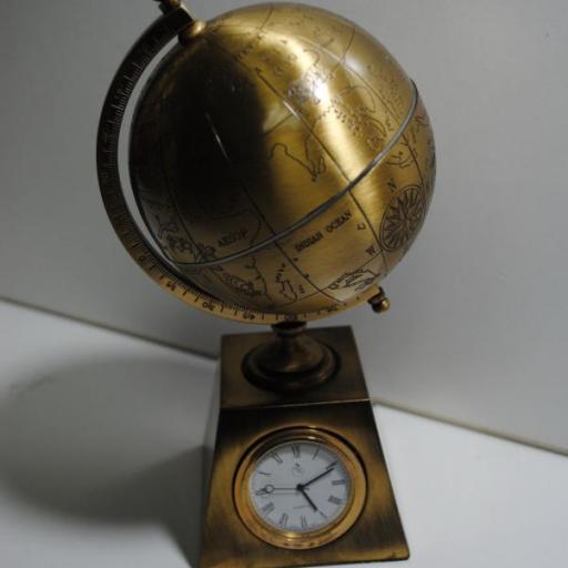 Bola del mundo latón con reloj. [1]
