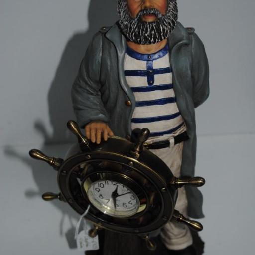 Capitán con caña timón y reloj latón envejecido.