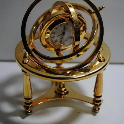 Planetario latón dorado con reloj. [1]