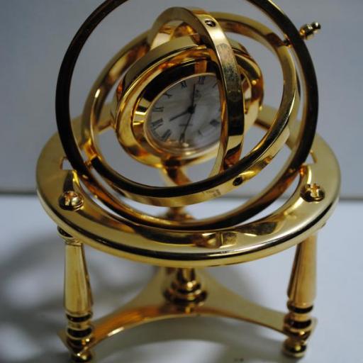 Planetario latón dorado con reloj. [2]