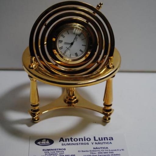 Planetario latón dorado con reloj. [3]