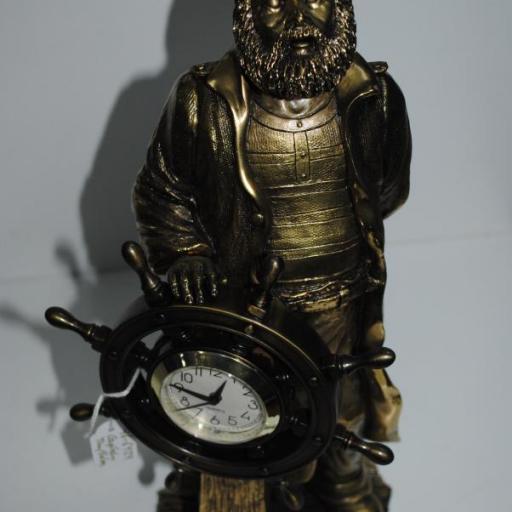 Figura Capitán pintado con caña de timón y reloj.