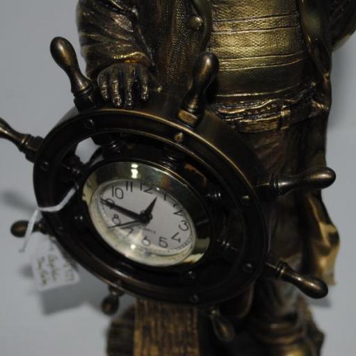 Figura Capitán pintado con caña de timón y reloj. [2]