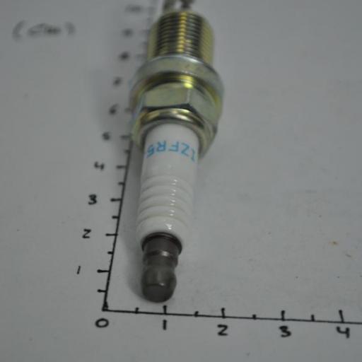 Bujía NGK IZFR5J [3]