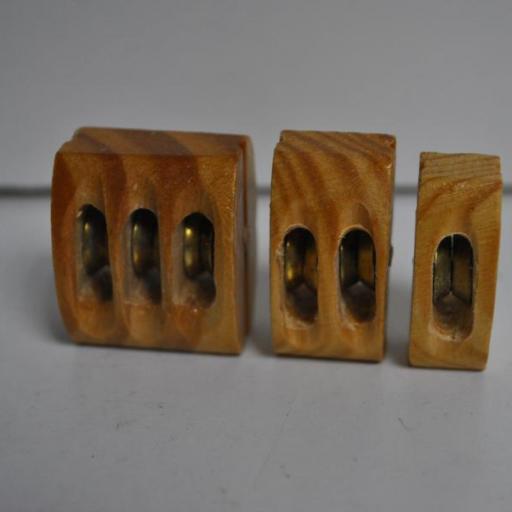 Set de tres motores de madera clara con roldanas metálicas doradas [3]