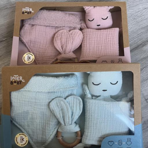Caja regalo babero, mordedor y DOUDOU
