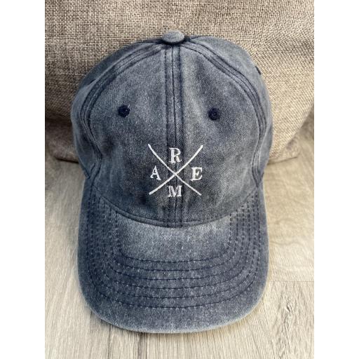 Gorra iniciales en cruz [1]