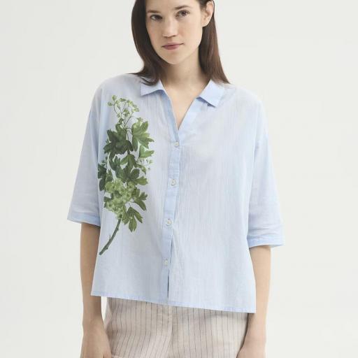 Camisa azul con estampado floral nice things [2]