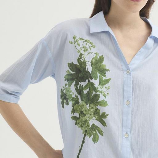 Camisa azul con estampado floral nice things