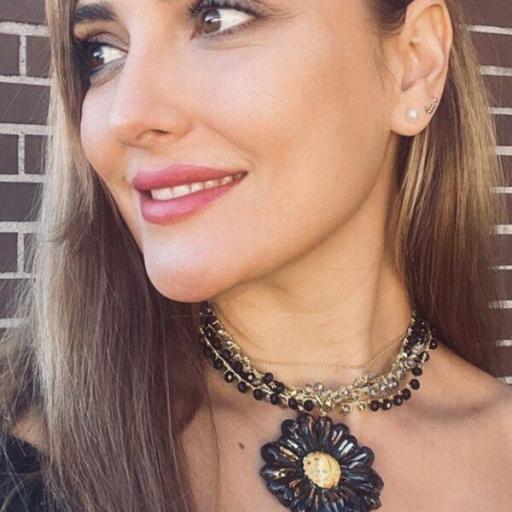 Collar Flor negra, Truhanas [2]