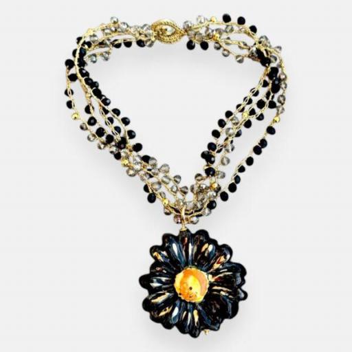 Collar Flor negra, Truhanas [1]