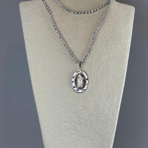 Collar medalla blanca, Truhanas