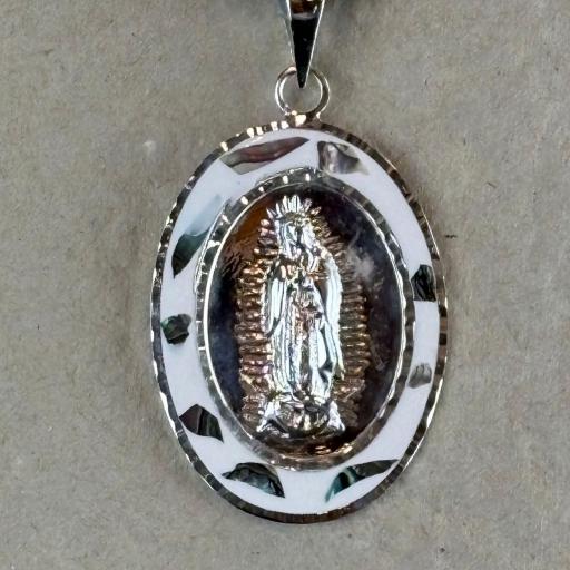 Collar medalla blanca, Truhanas [2]