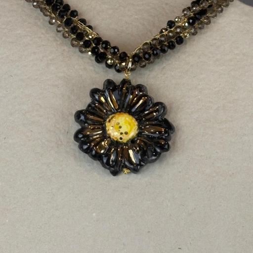 Collar Flor negra, Truhanas