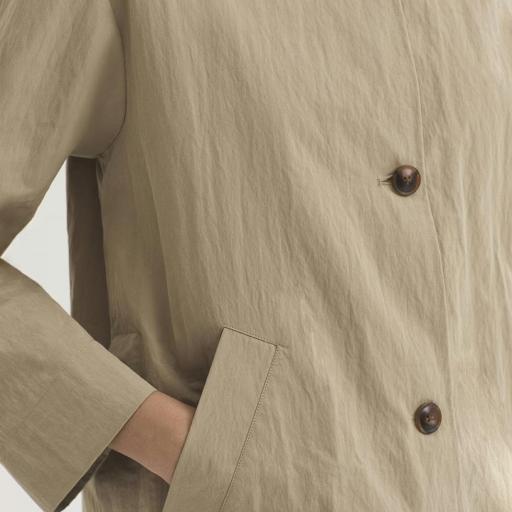 Gabardina con capucha [2]