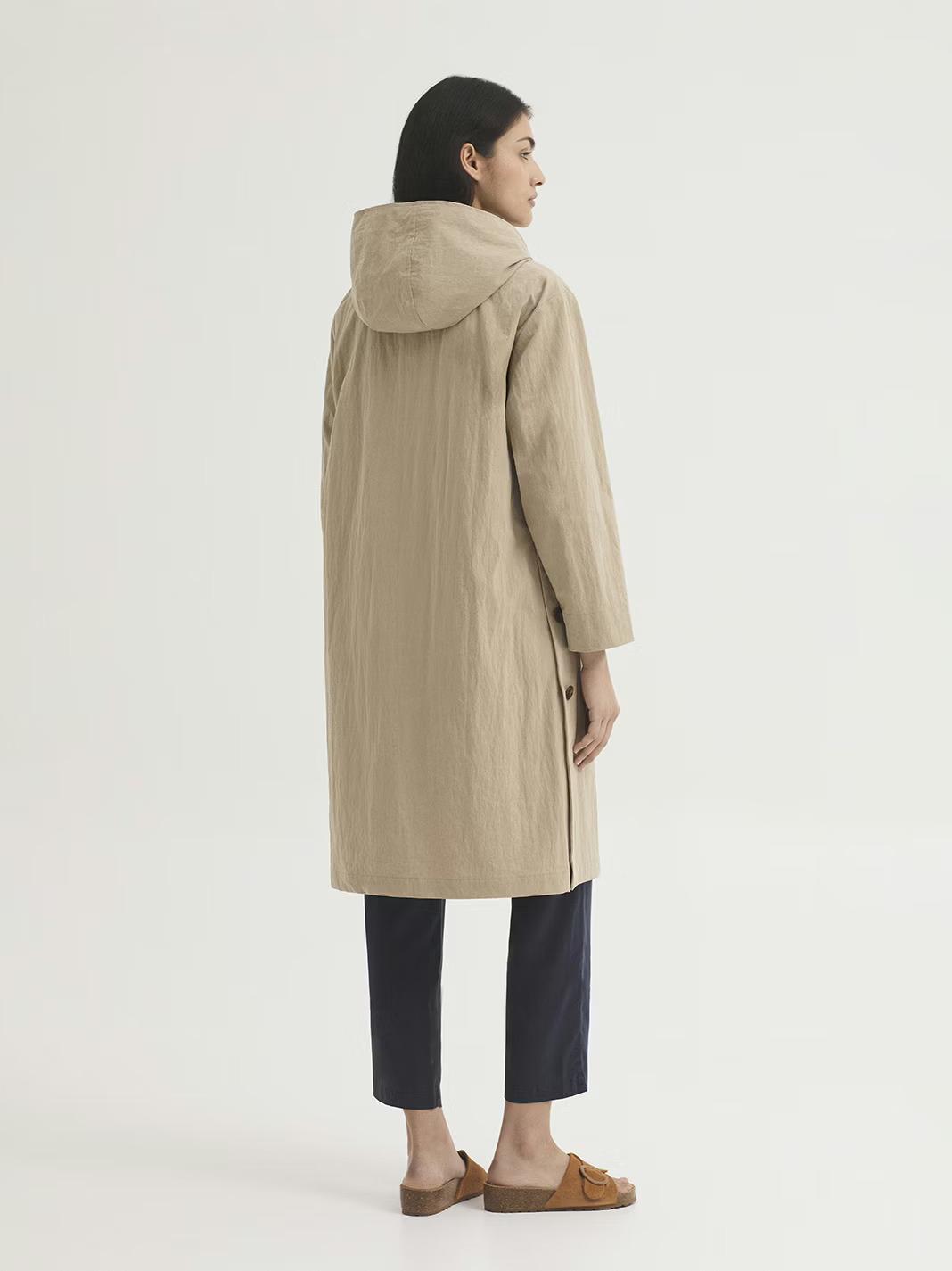 Gabardina con capucha