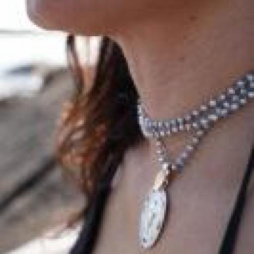 Collar medalla blanca, Truhanas [3]