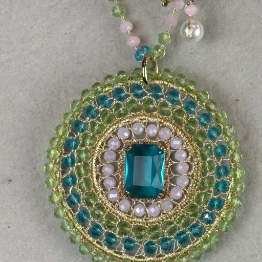 Collar medallon grande crochet largo de Truhanas