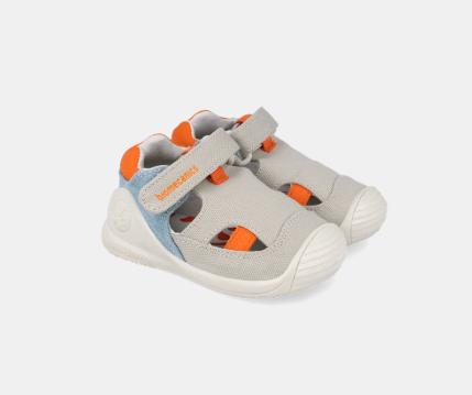 Sandalias infantiles Biomecanics gris con detalles en naranja