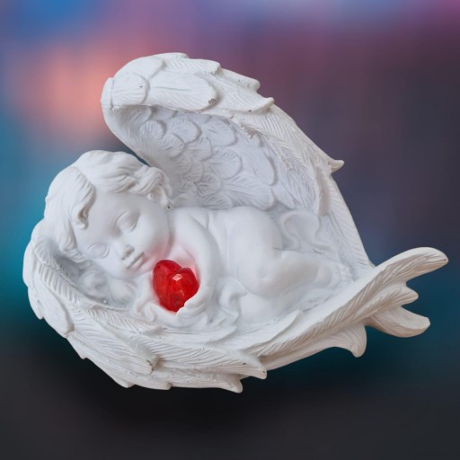 ANGEL TUMBADO CORAZON ROJO (LUZ)