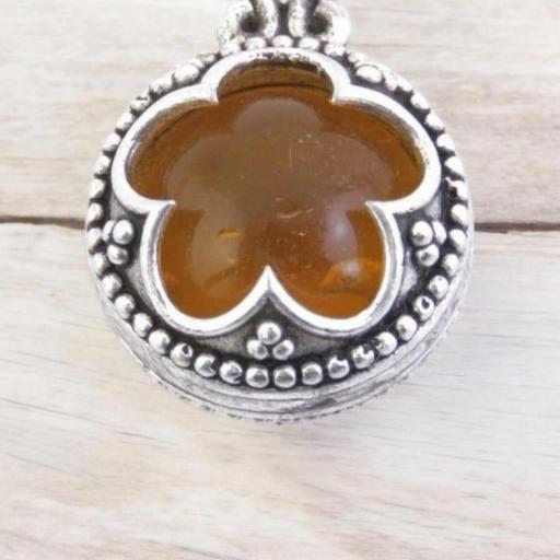 COLGANTE DE PLATA DE LEY  EN FORMA DE GOTLAND CON PIEDRA DE CITRINO. [1]