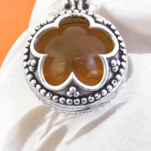 COLGANTE DE PLATA DE LEY  EN FORMA DE GOTLAND CON PIEDRA DE CITRINO.