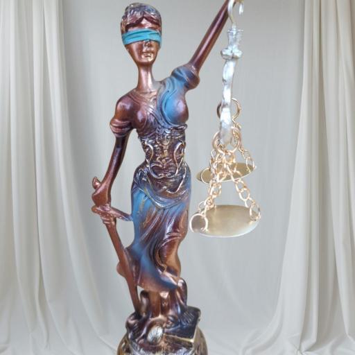 FIGURA EN RESINA DE "DIOSA DE LA JUSTICIA". [0]