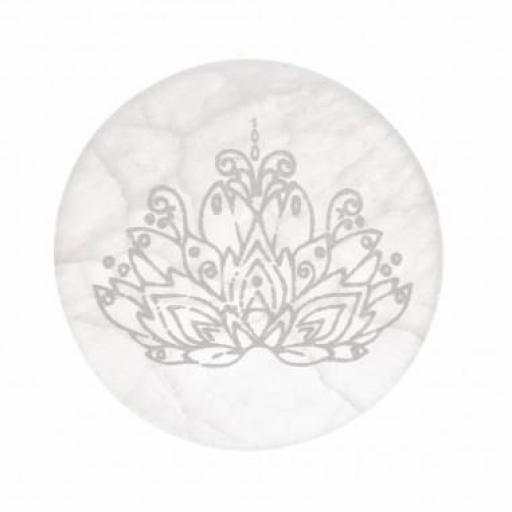 ​BASE REDONDA DE PIEDRA SELENITA CON FLOR DE LOTO.
