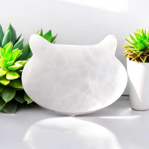  BASE EN FORMA DE GATO DE PIEDRA SELENITA CON TAMAÑO APROXIMADO DE 12 X 9 CM.