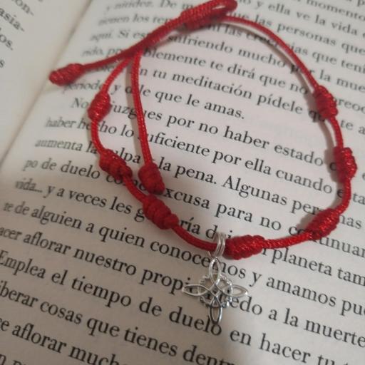 Pulsera de hilo rojo con plata 