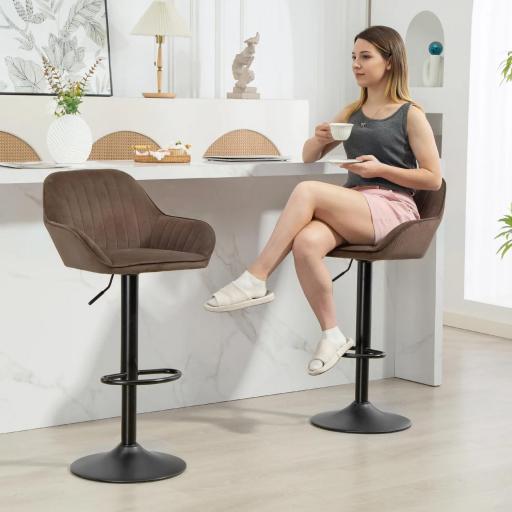Juego de 2 Taburetes de Bar Giratorios Altura Ajustable 62-83 cm Tapizada en Terciopelo Respaldo y Reposapiés Marrón [6]