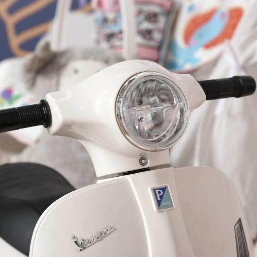 Motocicleta Infantil con Faro Bocina y 4 Ruedas Moto Eléctrica Vespa para Niños con Licencia 66,5x38x52 cm Blanco [4]