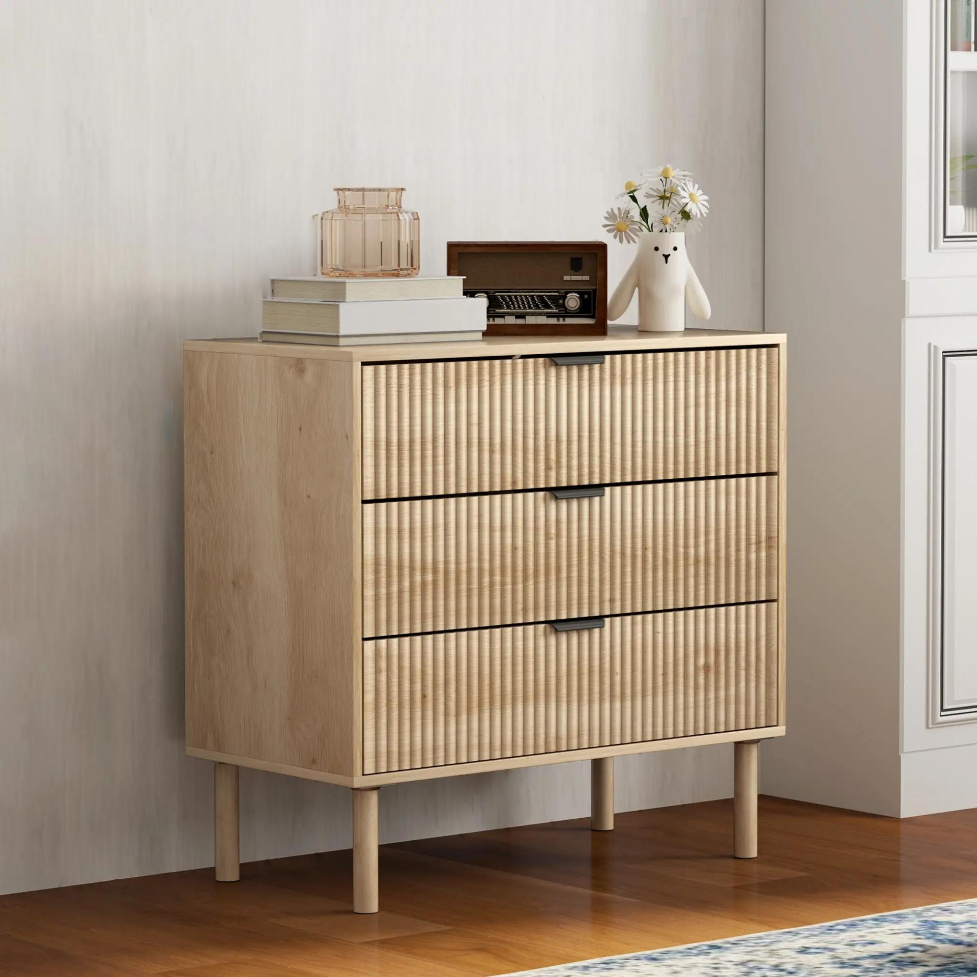 Cómoda de Dormitorio Estilo Nórdico con Cajones Amplios Paneles Acanalados y Tiradores Metálicos 80x40x77,5 cm Roble