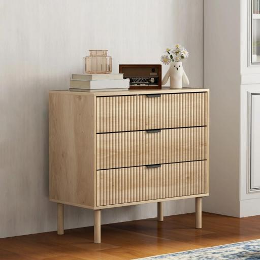 Cómoda de Dormitorio Estilo Nórdico con Cajones Amplios Paneles Acanalados y Tiradores Metálicos 80x40x77,5 cm Roble