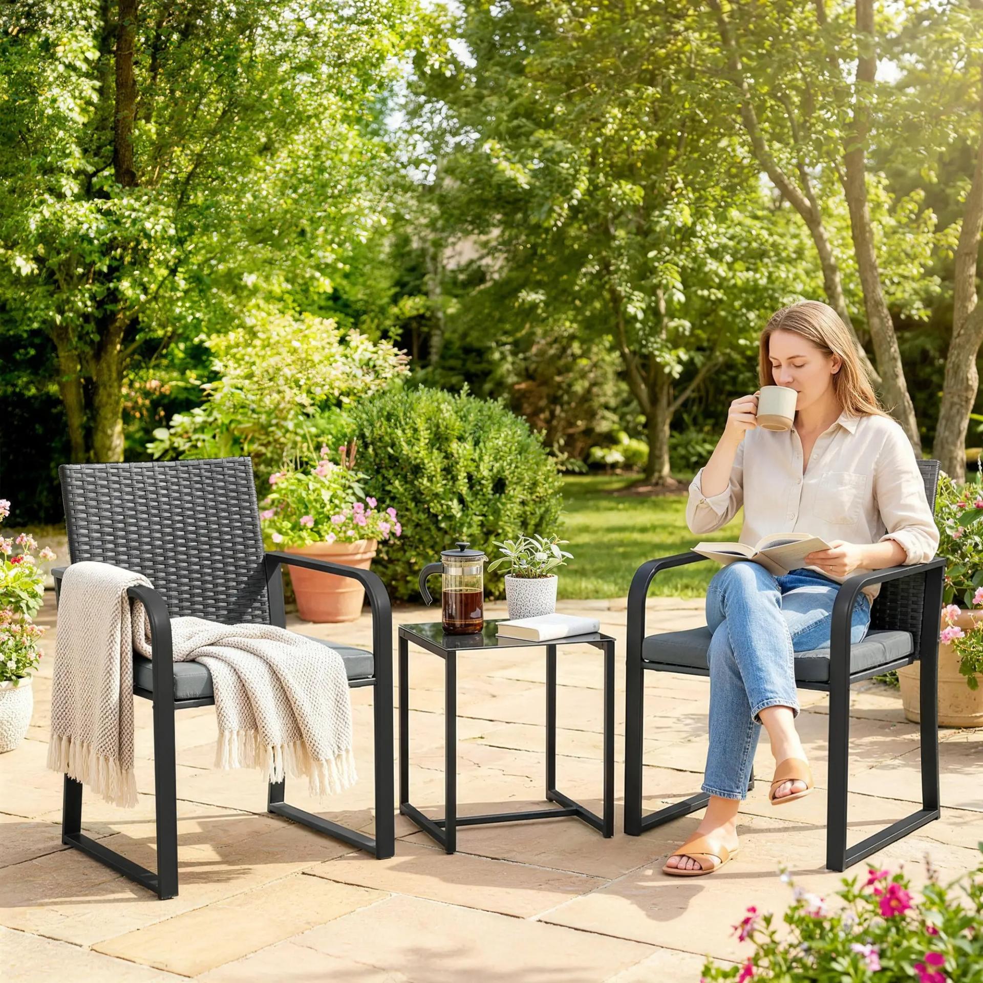 Conjunto de Muebles de Jardín de Ratán Sintético con 2 Sillas con Cojines y Mesa con Tablero de Vidrio Gris