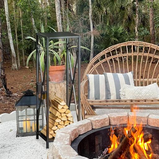 Estante de Leña Metálico Leñero de Exterior con Ganchos Pala Cepillo Atizador y Tenazas Carga 65 kg 34x34x111 cm Negro