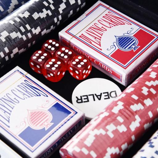 Maletín de Poker Profesional de Aluminio con 300 Fichas Juego Set de Poker Casino con 5 Dados 2 Barajas de Cartas y 1 Ficha de Crupier 38x20,5x6,5 cm Multicolor [5]