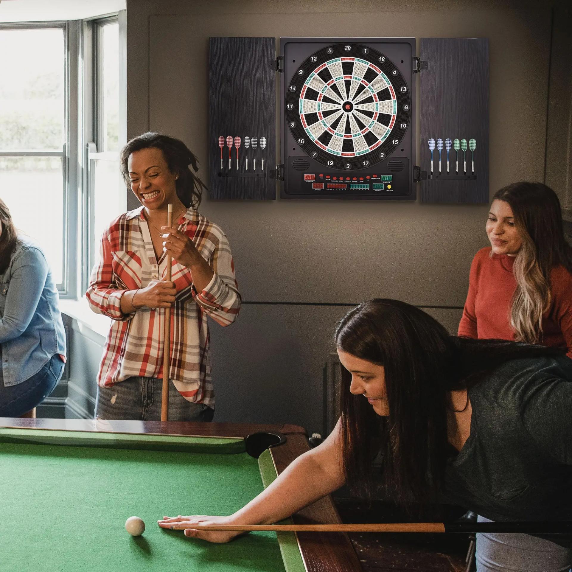 Diana Electrónica Digital hasta 8 Jugadores con 12 Dardos y 30 Puntas con Pantalla LED Puertas 27 Juegos Distintos y 202 Variantes 51x6,5x57 cm Negro