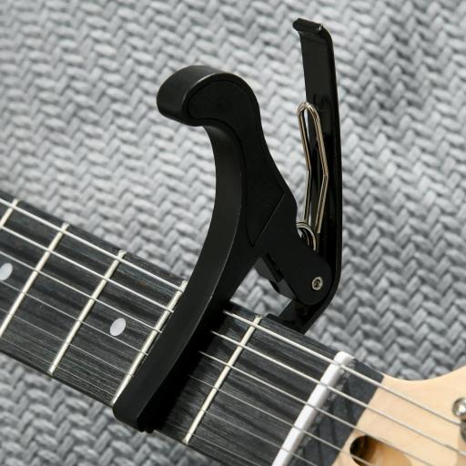 Kit Guitarra Eléctrica de Iniciación con Amplificador 15W Afinador Digital Cuerdas Correa 3 Púas y Funda Negro [6]